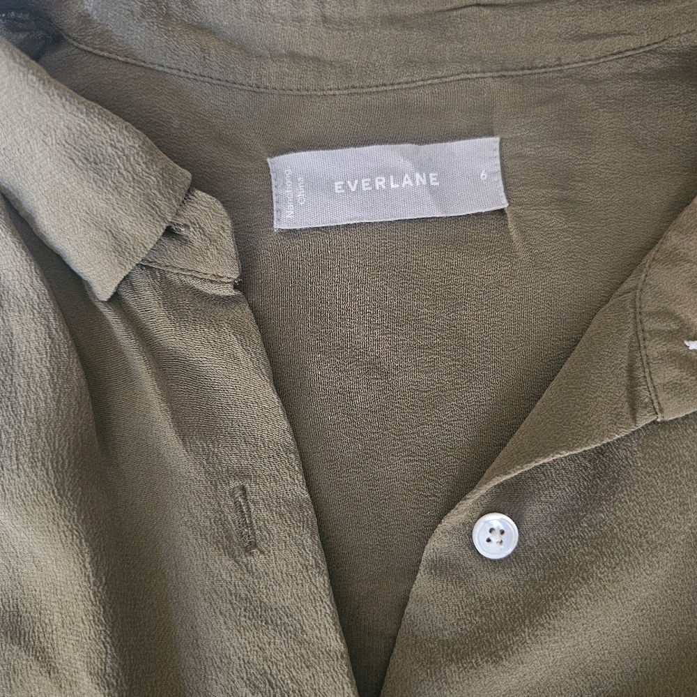 Everlane 100% Silk Olive Green Short Sleeve Collard Top Minimalist Basic 6 - Picture 4 of 7
